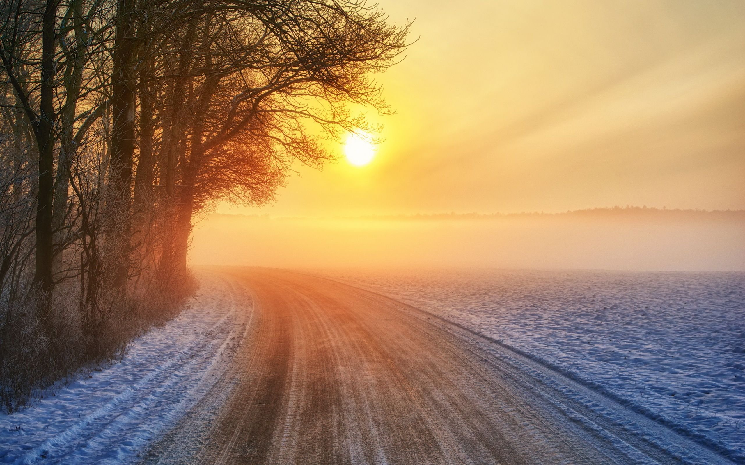 Зимнее утро дорога. Рассвет солнца. Зима солнце. Рассвет зимой. Солнечный пейзаж.