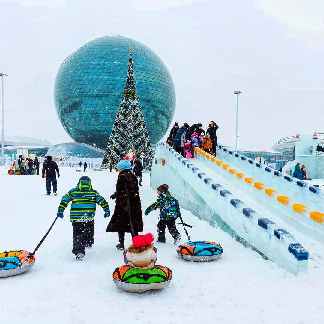 Астана куда можно сходить. Астана зима. Астана каток. Горка на Экспо. Астана достопримечательности зимой.