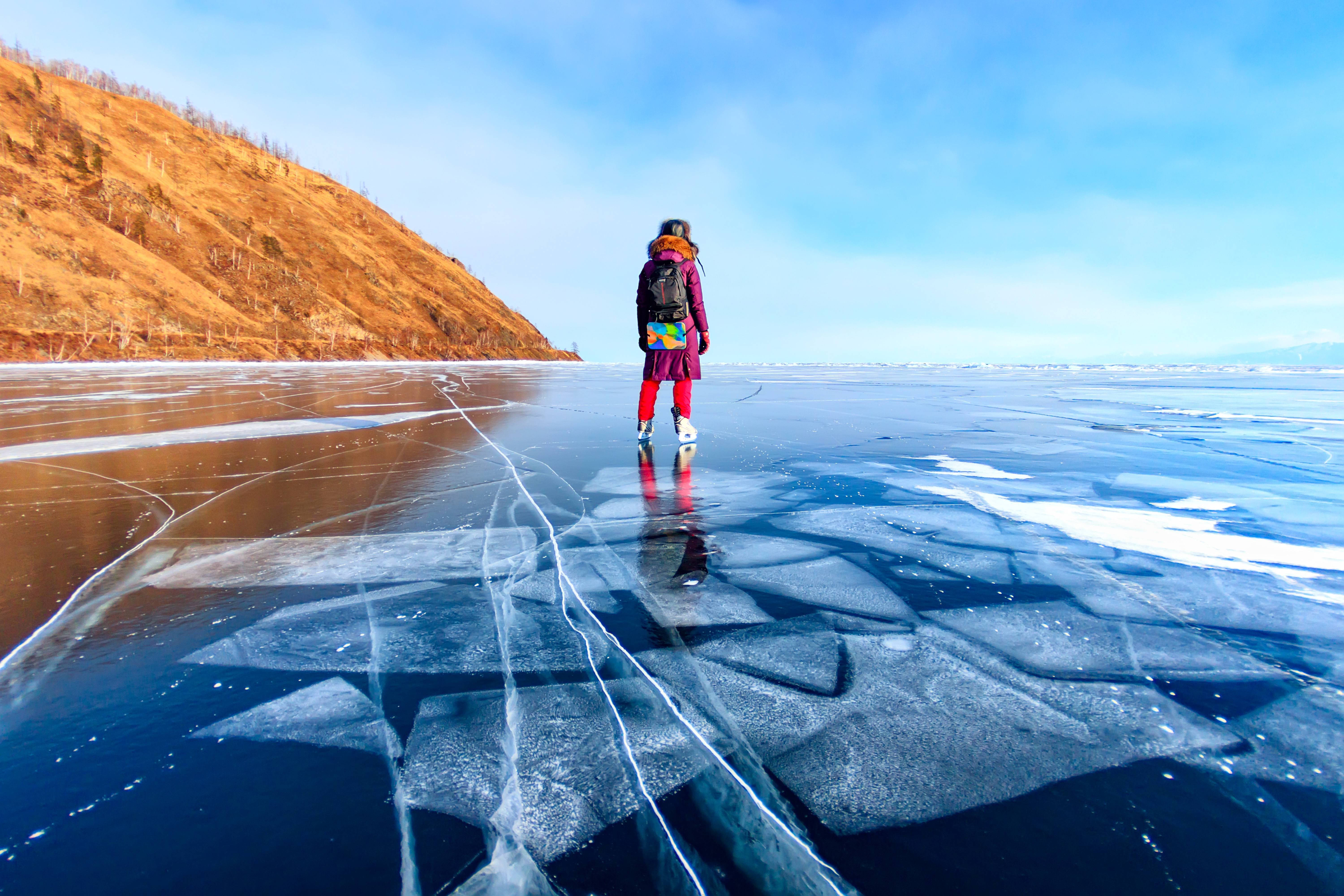 Толщина льда для катания на коньках. Лед Байкала. Озеро Байкал лед. Ольхон Байкал зимой лед. Туризм Байкал 2022.