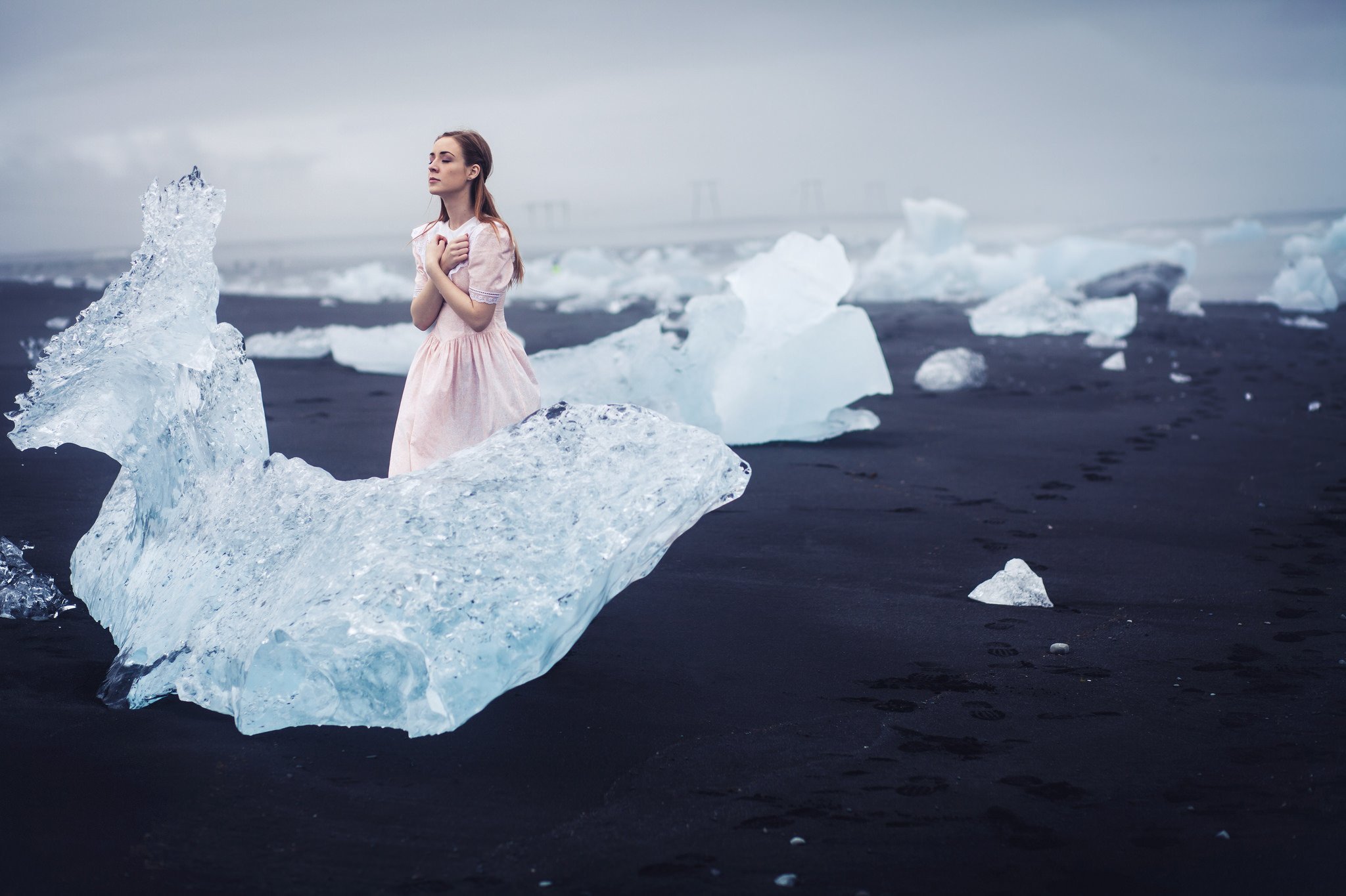 Девушка айс. Девушка во льду. Фотосессия на Байкале зимой в платье. Фотосессия на Байкале в платье. Фотосессия на льду.