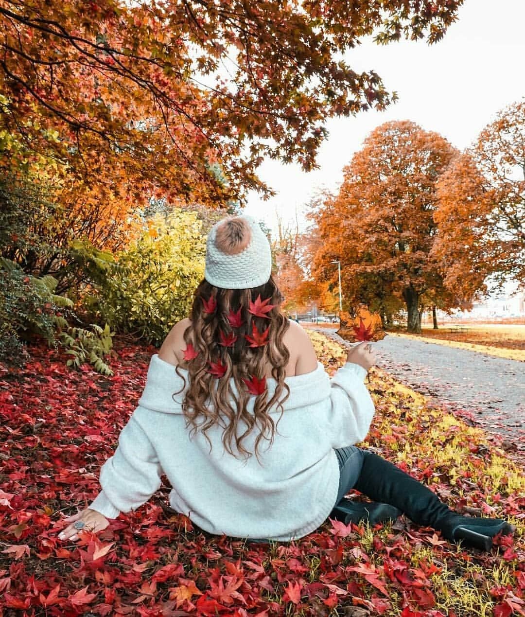 Осенний выбрать. Осенние фоточки. Крутые девушки осенью. Осенняя пора девушка. Осенняя девушка картинки.