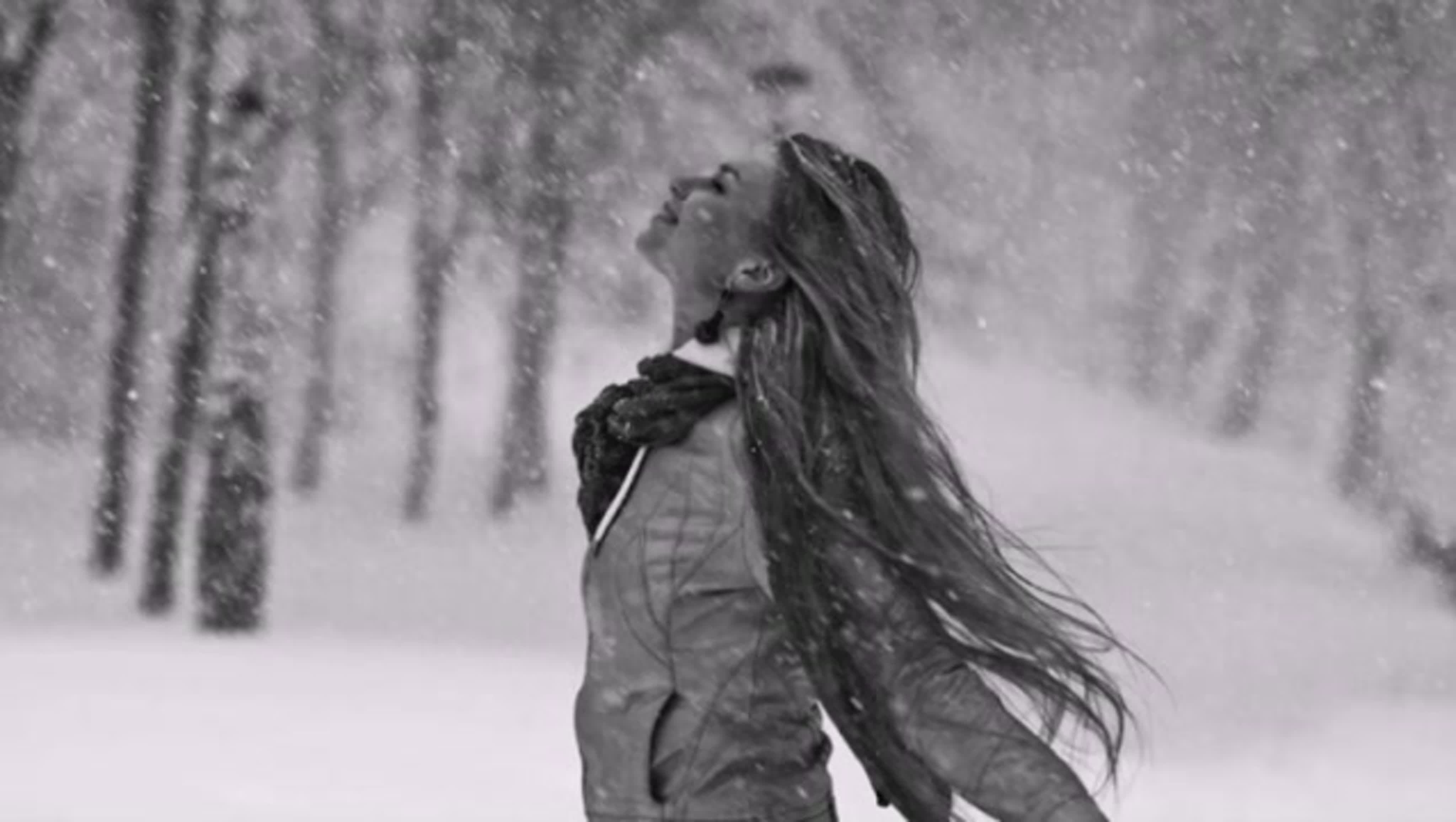 Тихо возится под снегом робкая мышь. Девушка в снегу. Девушка метель. Девушка под снегом. Девушка зимой на ветру.