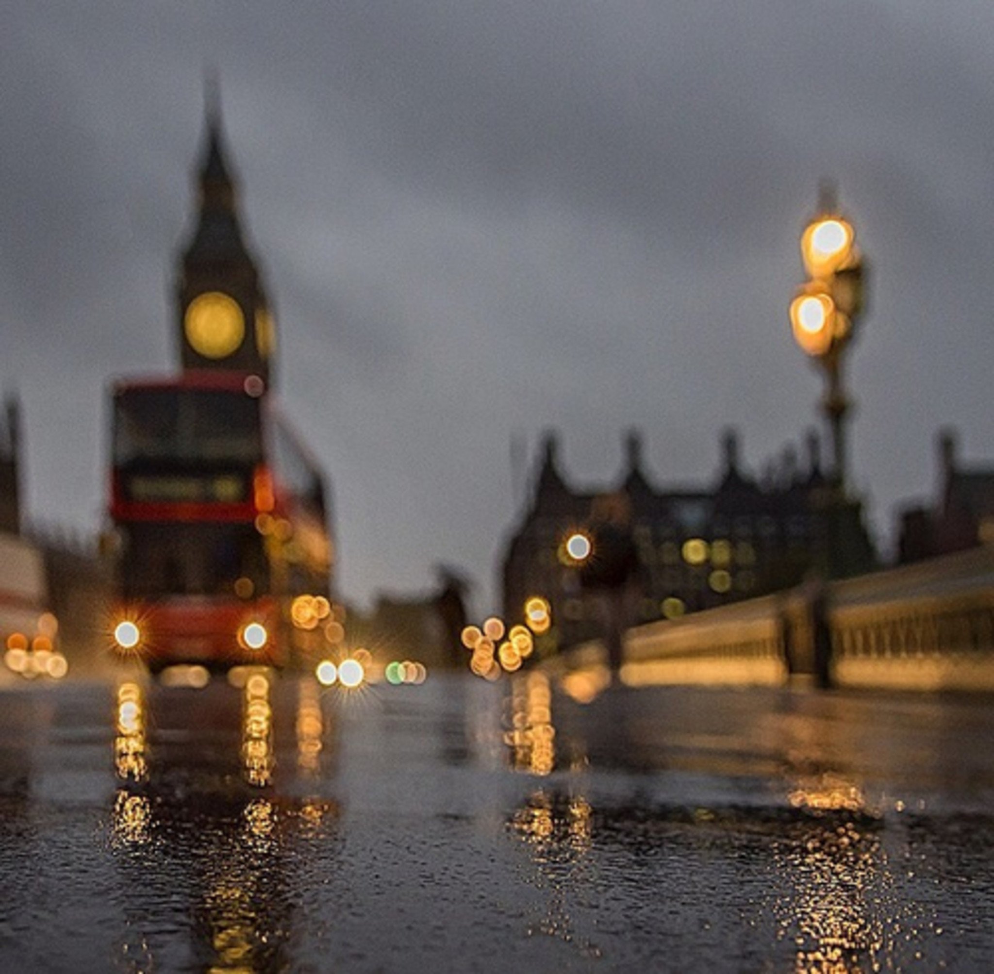 Дождь в лондоне. Дождливый Лондон. Дождливая Англия. Лондон дождливый город.