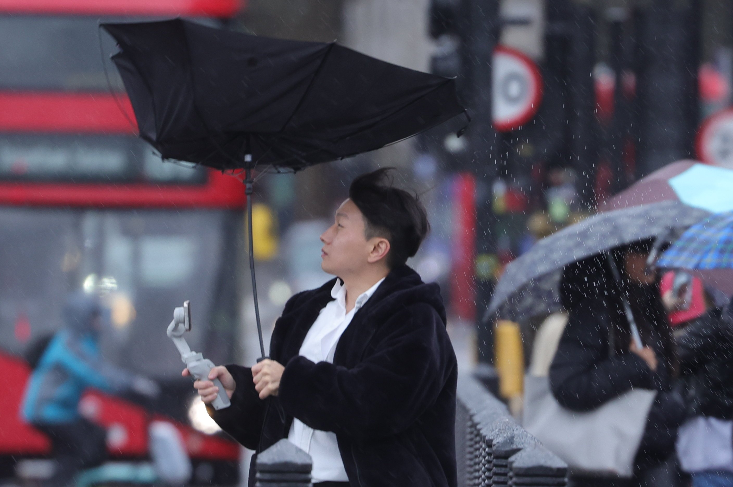 Дождь в лондоне. Лондонский дождь. Человек под дождем. Лондонский зонт.