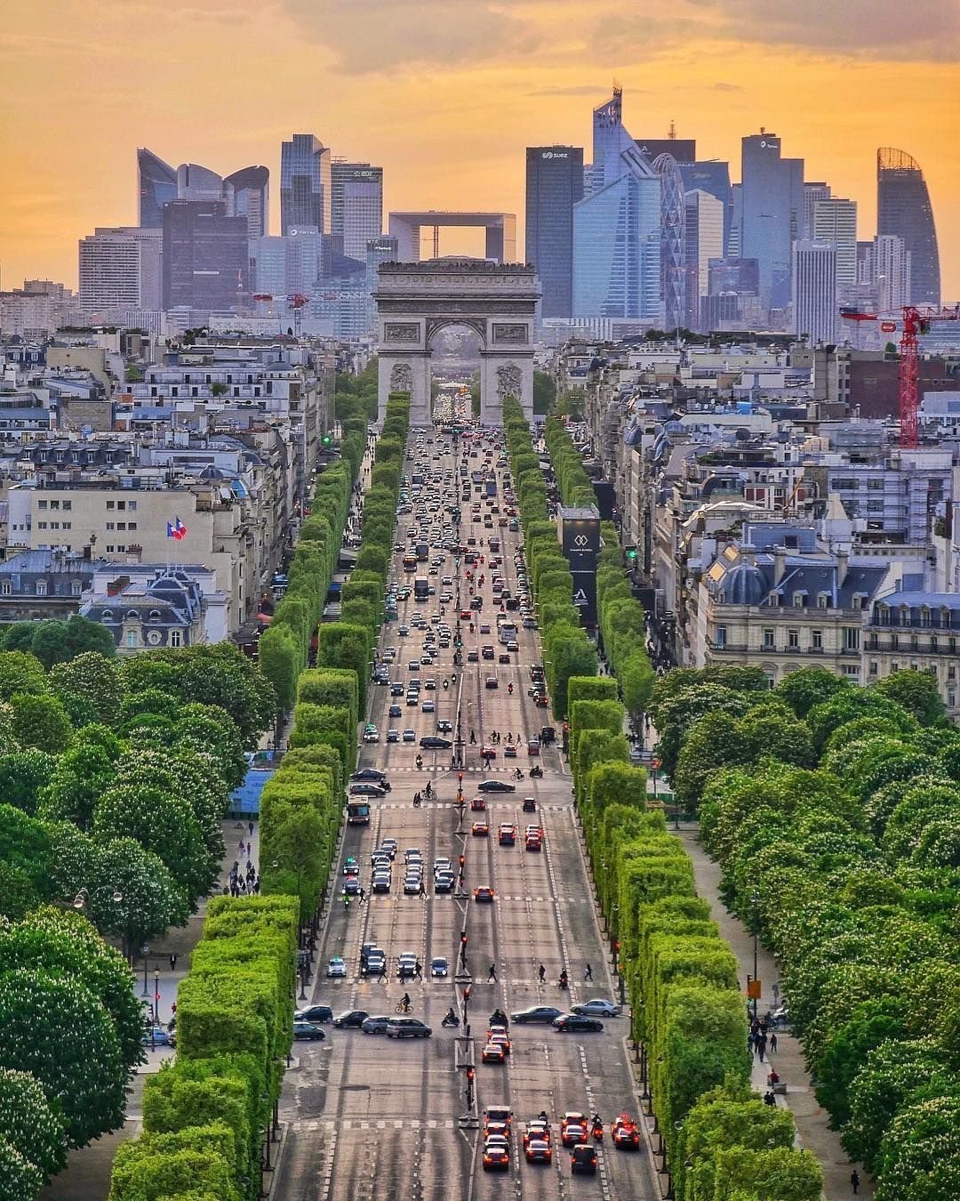 Champs elysees paris. Франция Елисейские поля. Улица Елисейские поля в Париже. Франция селесеевсие поля. Елисейские полка в Париже.