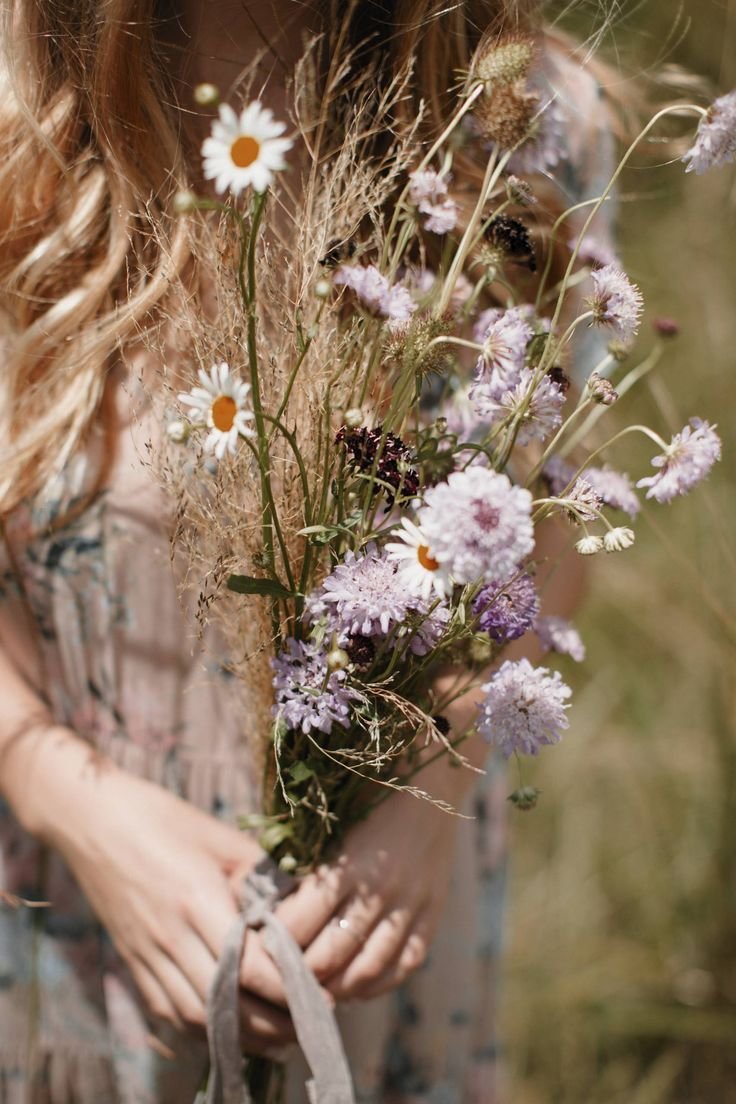 Девушка с полевыми цветами