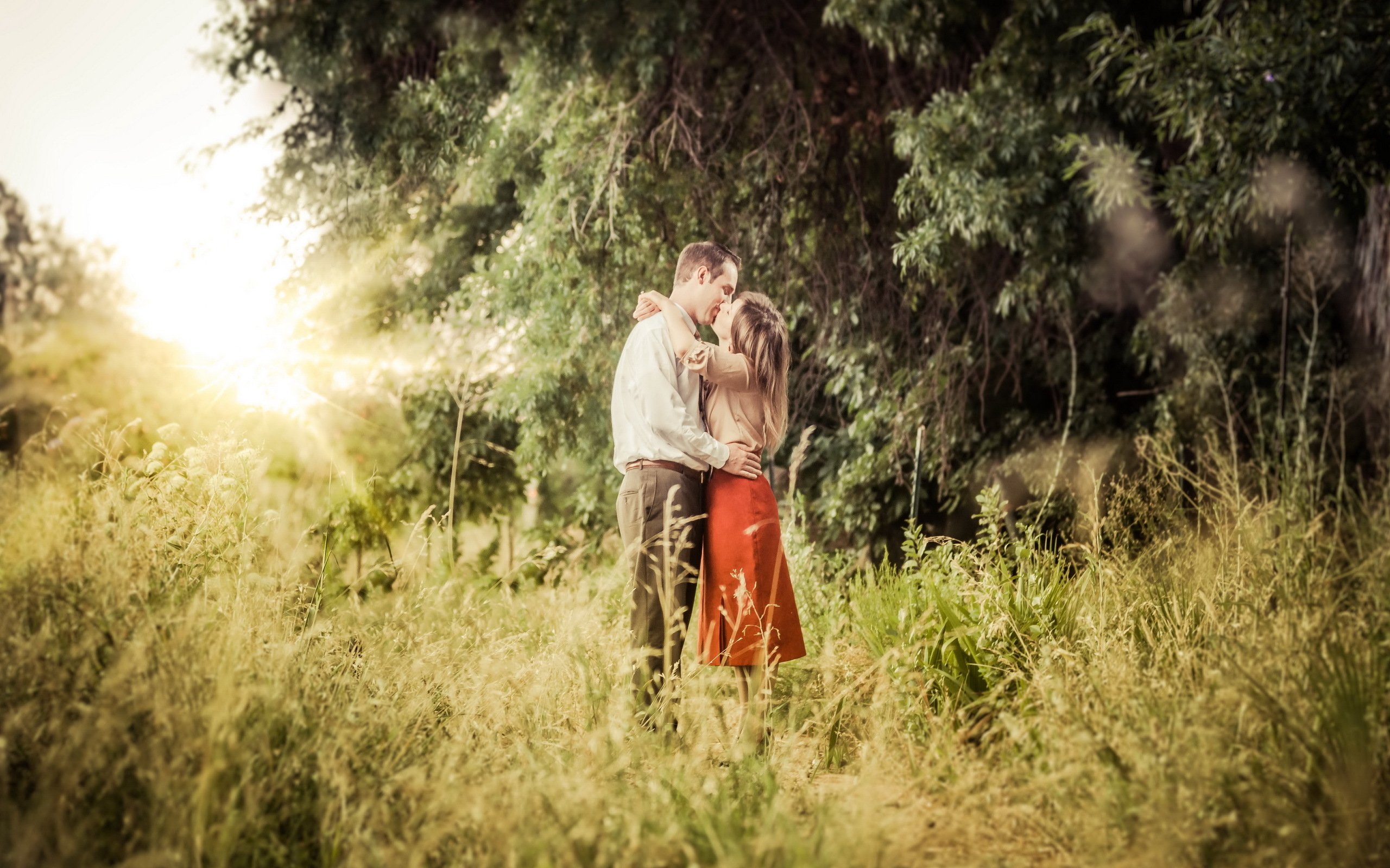 Поцелуй на природе. Влюбленные на природе. Двое в лесу. Мужчина и женщина на природе.