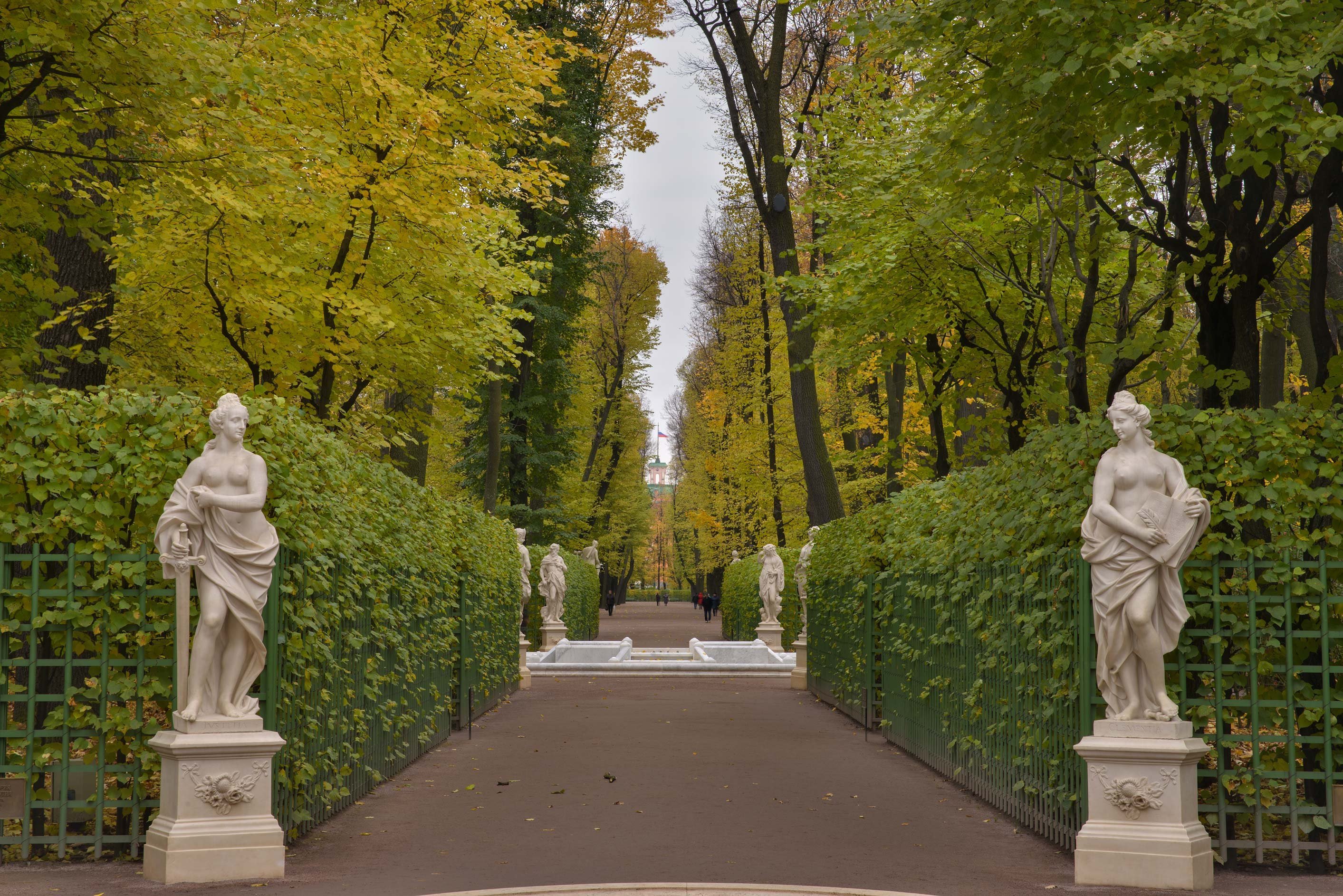 Сад в питере. Летний сад в Санкт-Петербурге. Летний сад Петра 1 в Санкт-Петербурге. Аллеи летнего сада в Санкт-Петербурге. Центральная аллея летнего сада в Санкт-Петербурге.