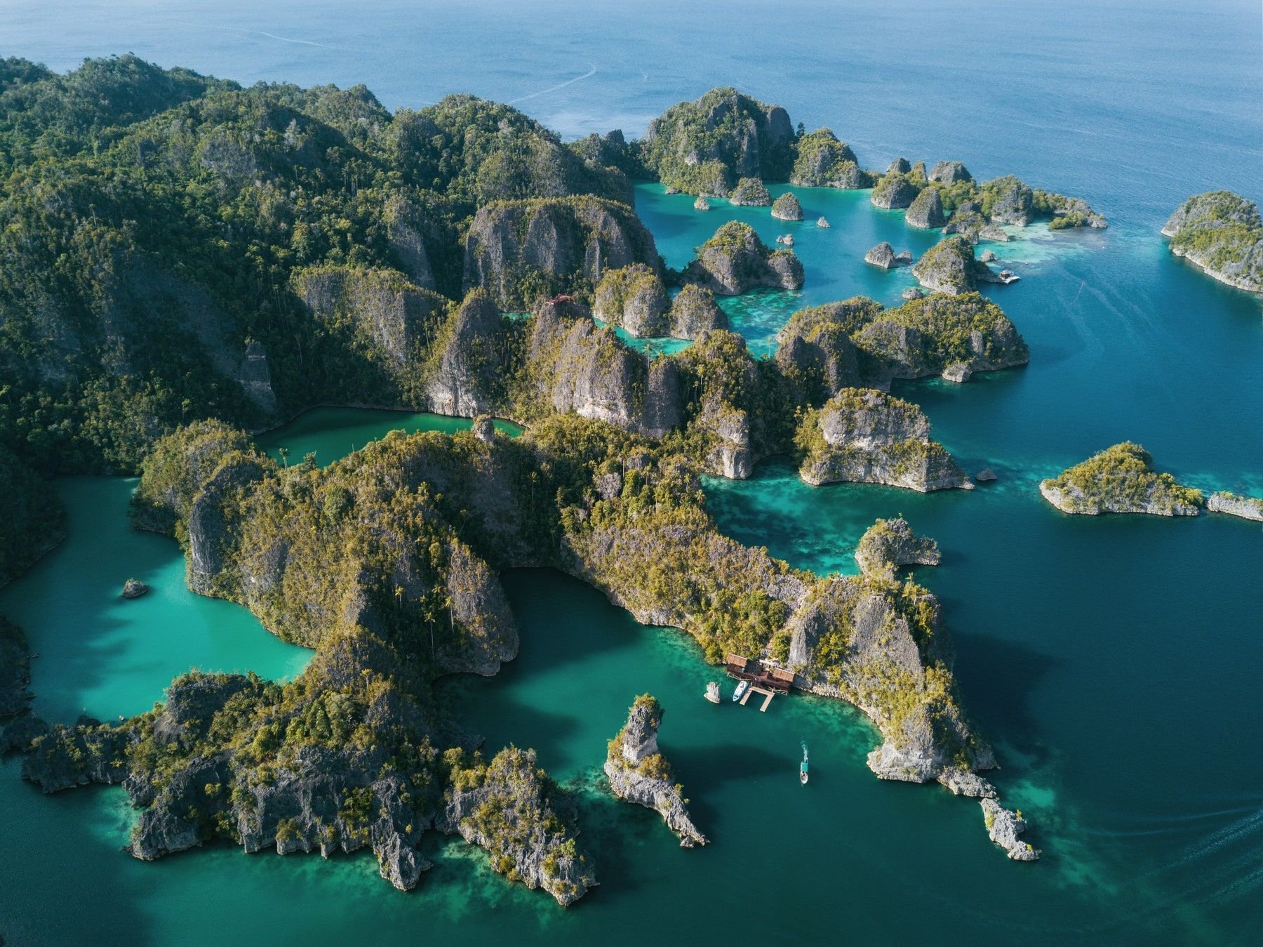 Крупнейшие острова индии. Раджа Ампат Индонезия. Острова Раджа Ампат (Raja Ampat), Индонезия.. Раджа Ампат дайвинг. Малаккский архипелаг.