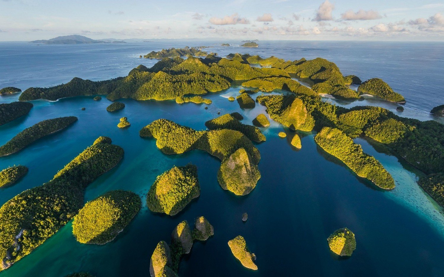 Крупнейшие архипелаги тихого океана. Архипелаг Индонезия. Побережье атолла Каролайн (острова лайн, Кирибати). Архипелаг островов Индонезии. Коралловые рифы острова Раджа-Ампат.
