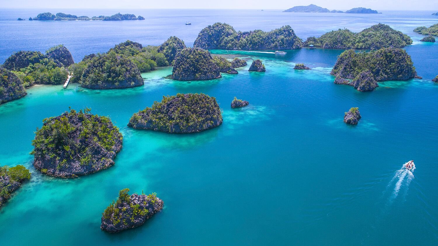 Четырех тысячах островов. Острова Раджа-Ампат. Ампат Индонезия. Раджу Ампат Индонезия. Архипелаг Раджа Ампат.