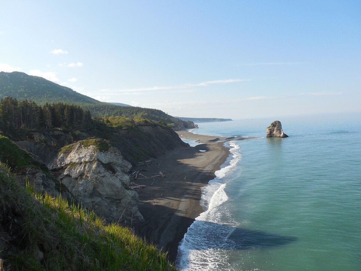 Побережья хабаровского края. Сахалин побережье Охотского моря. Охотское море Магадан. Берег Охотского моря в Магадане. Мыс островной Магадан.