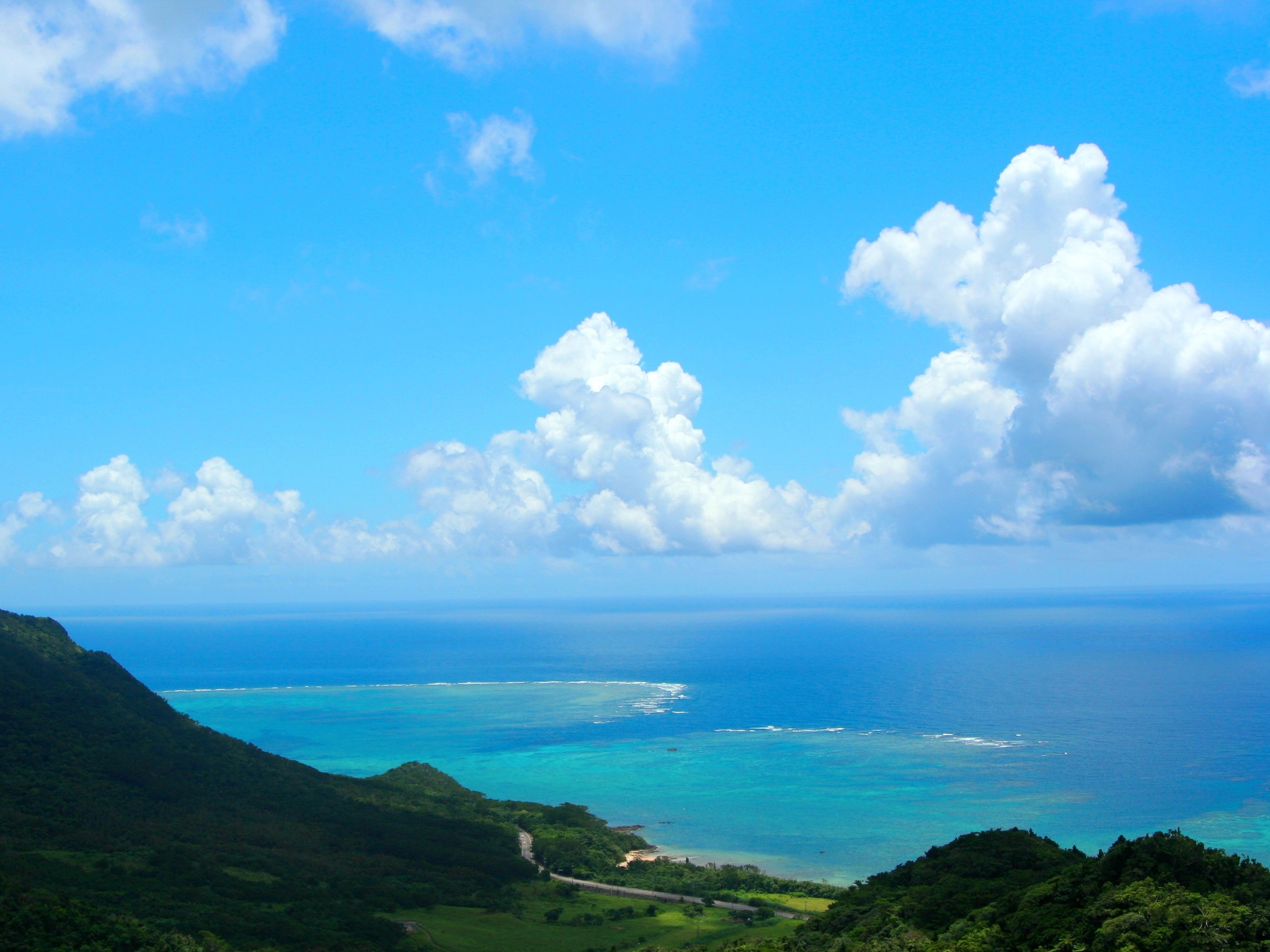 Японские облака. Исигаки (остров) острова Японии. Окинава горы. Гора Окинава Япония. Исигаки Япония.