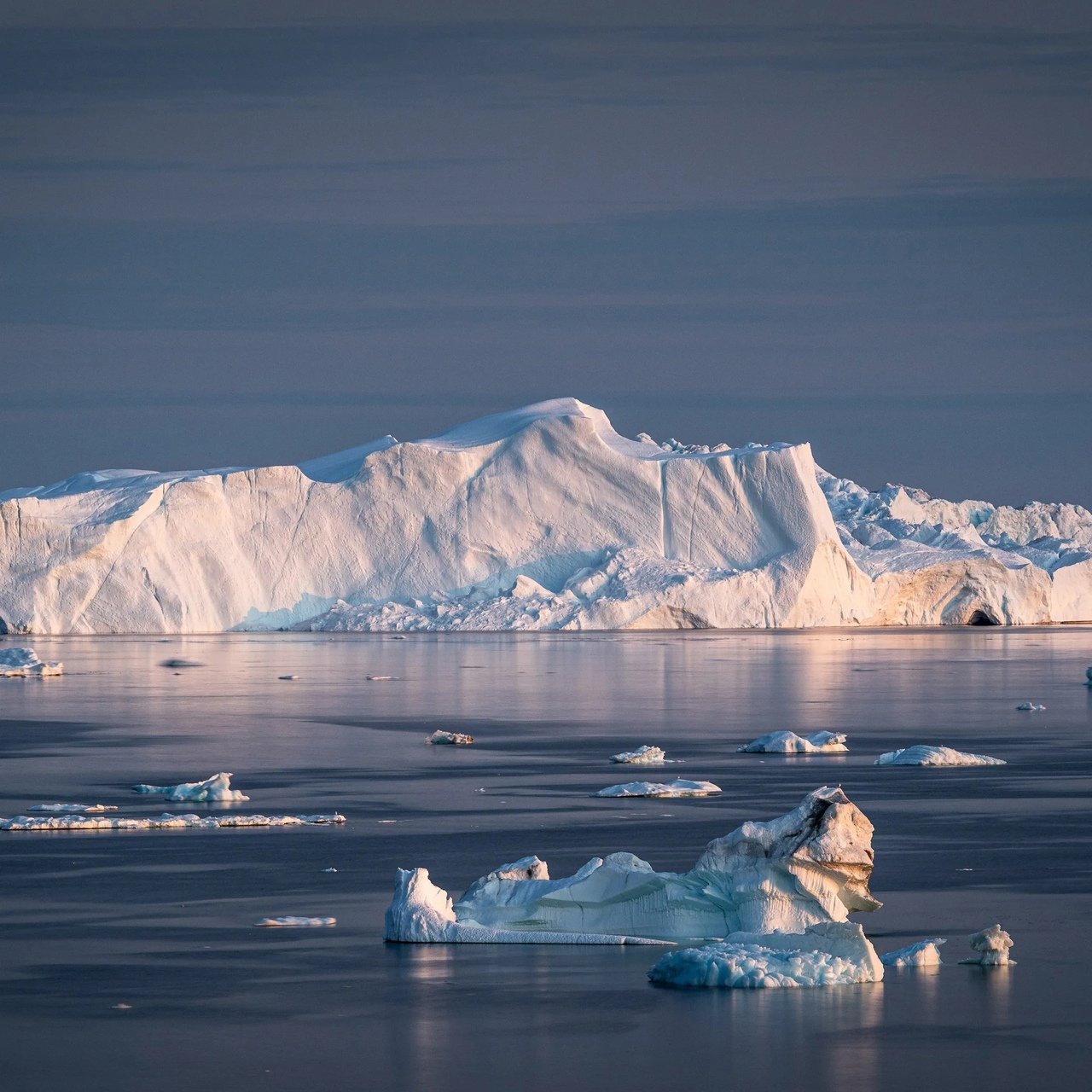 Гренландия осадки. Ледники Гренландии. Элсмир и Гренландия. Гренландский ледяной щит. Гренландия айсберги.