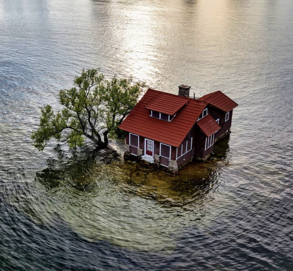 Inhabited island. Самый маленький Обитаемый остров на реке Святого Лаврентия. Самый маленький остров. Дом на маленьком острове. Домик на маленьком острове.