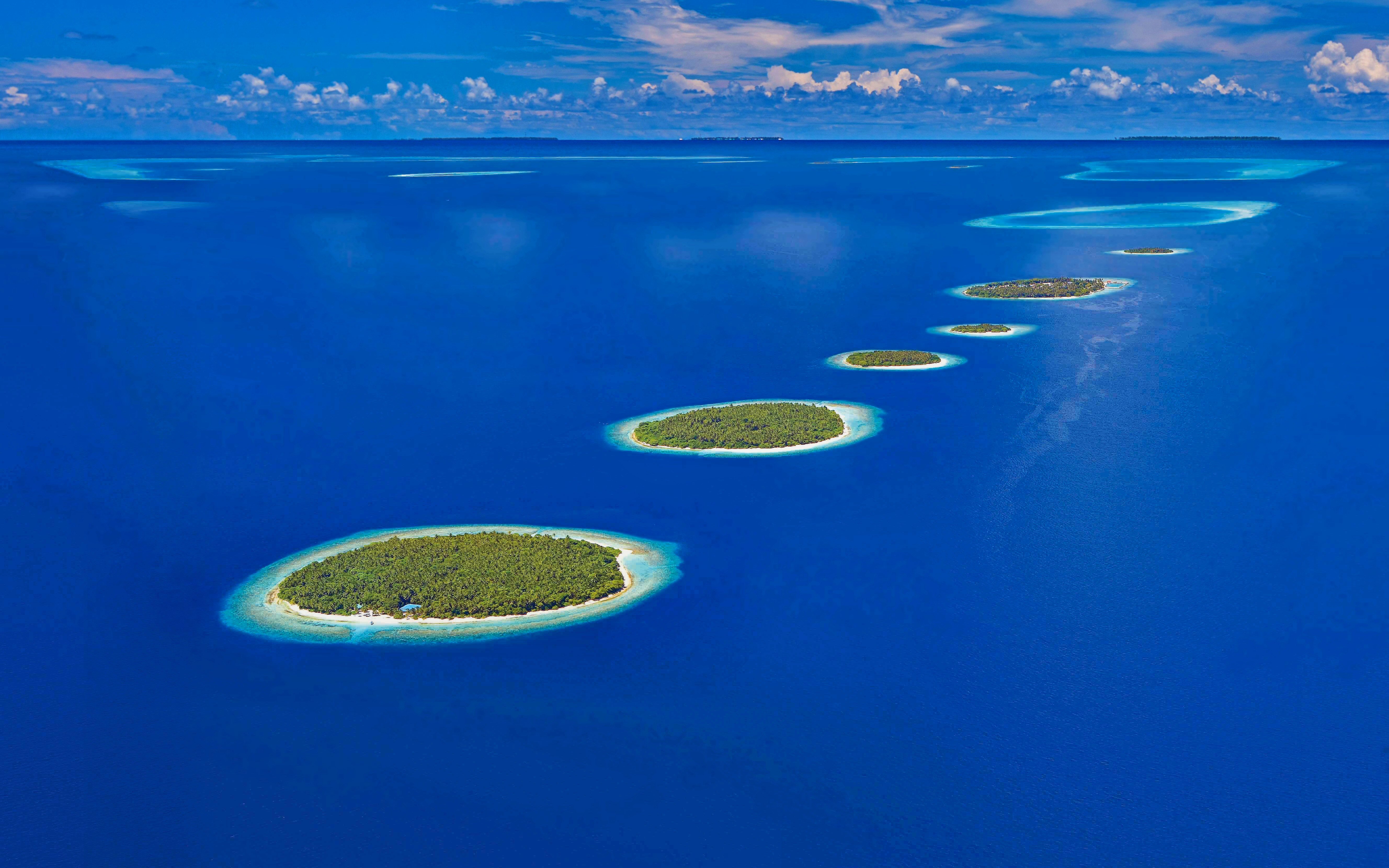 Океан и два острова. Атолл Эбон Маршалловы острова. Коралловые Атоллы Мальдивы. Мальдивы Лагуна риф. Атолл Лагуна.