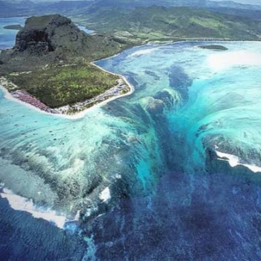 Remote island. Ле Морн Брабан водопад. Ле-Морн Маврикий подводный водопад. Подводный водопад Ле Морн Брабан люди. Подводный водопад Маврикий видео.