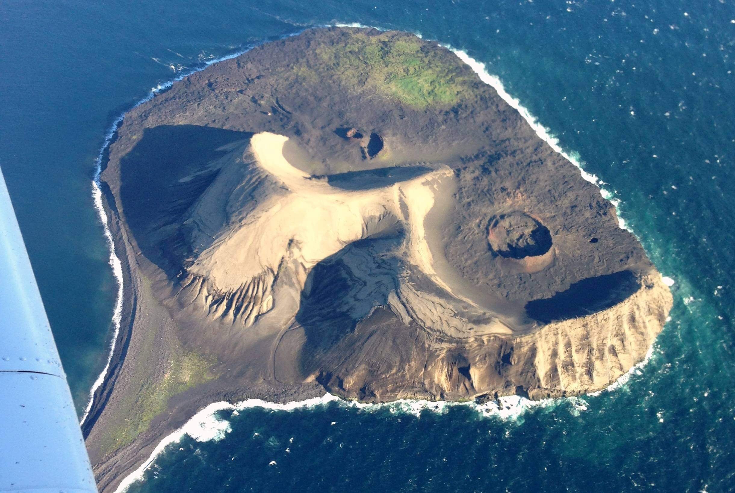 Существует ли место на земле где. Остров Суртсей Исландия. Вулканический остров Суртсей. Остров Суртсей ЮНЕСКО. Остров Суртсей Исландия фото.