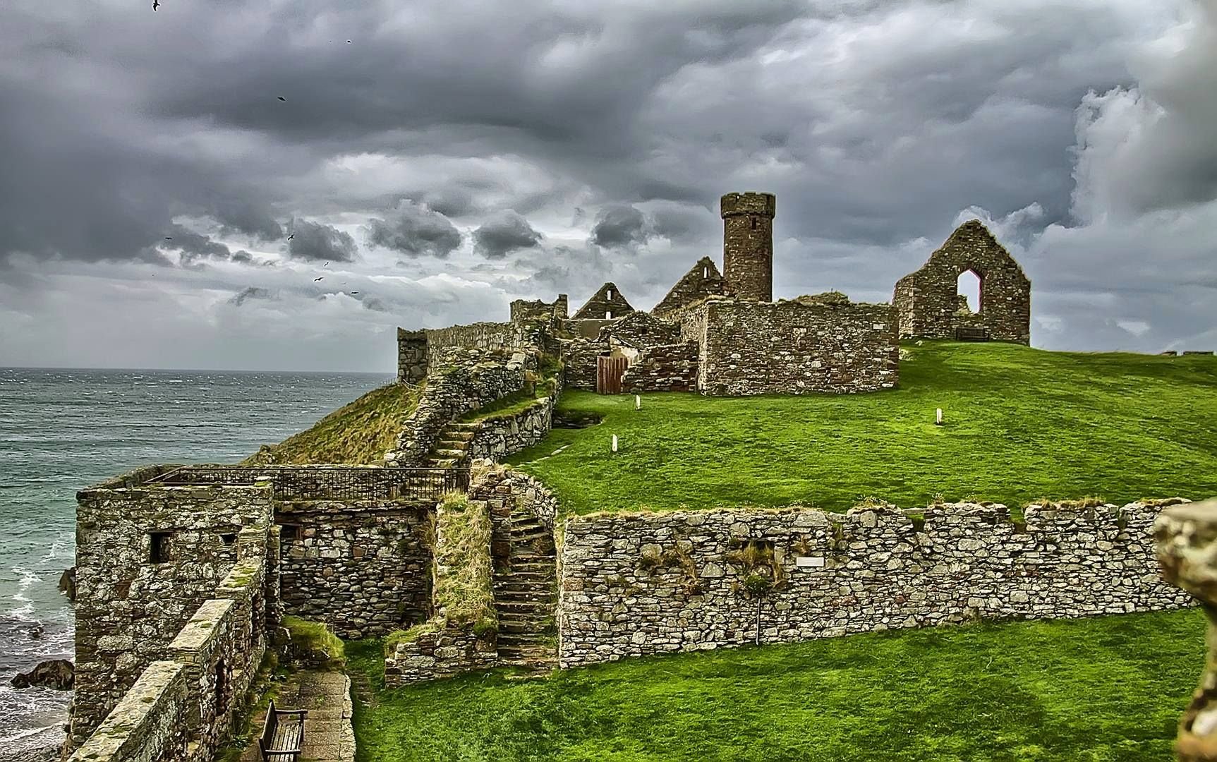 The isle in the irish sea. Остров Мэн Англия. Замок пил остров Мэн. Британские острова остров Мэн. Замки острова Мэн.
