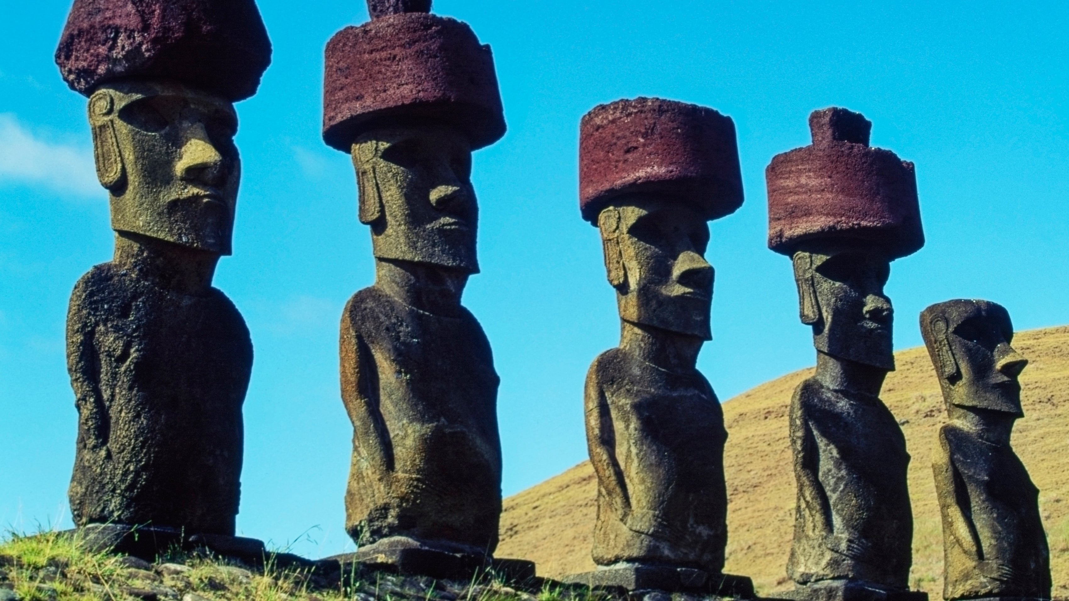 Каменные статуи острова пасхи страна. Остров Пасхи статуи Моаи. Каменные истуканы острова Пасхи. Каменные статуи Моаи остров Пасхи Чили. Моаи на острове Пасхи.