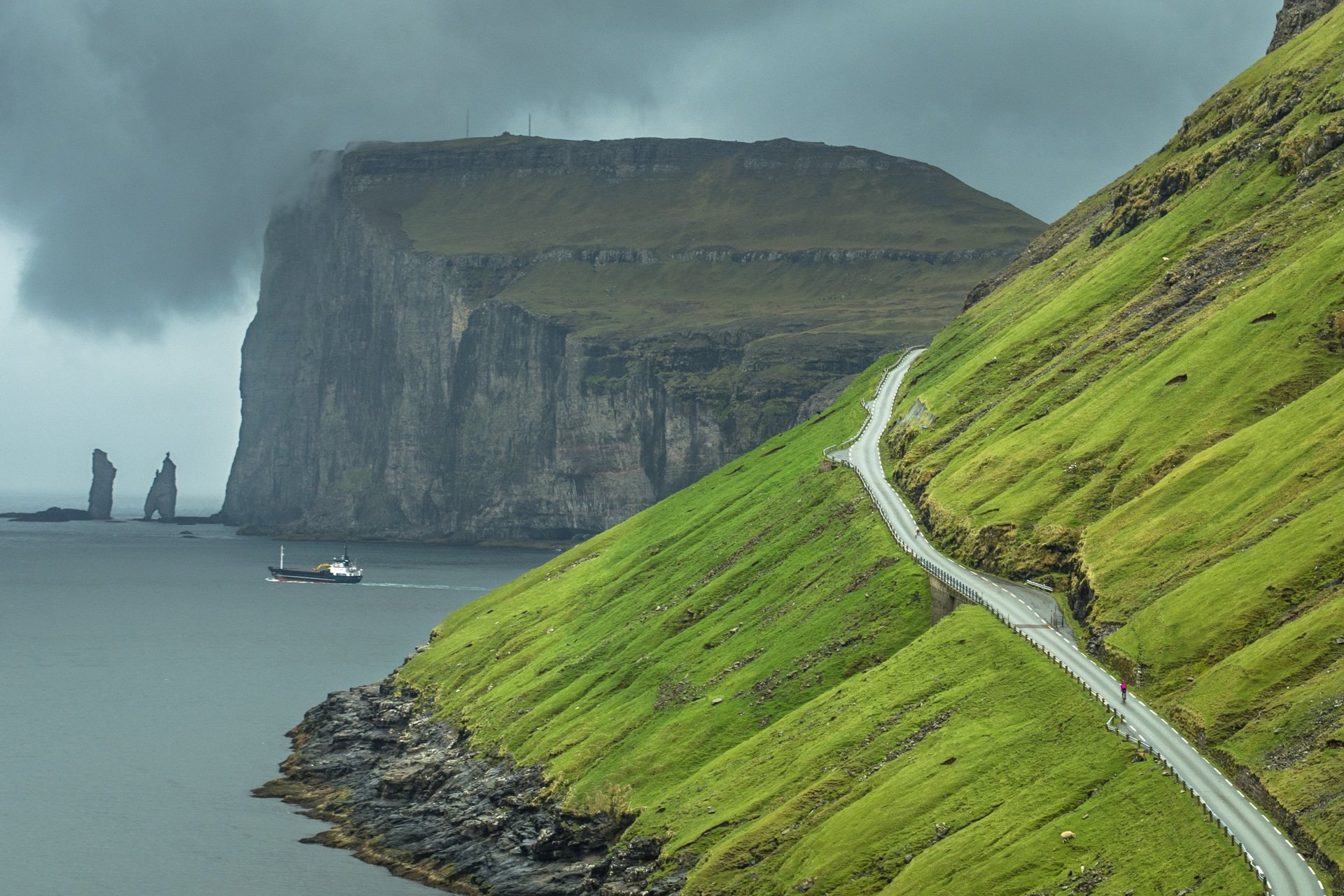 Кому принадлежат фарерские острова. Микинес Фарерские острова. Фарерские острова озеро Сорвагсватн. Калсой Фарерские острова. Озеро Саксун, Фарерские острова.