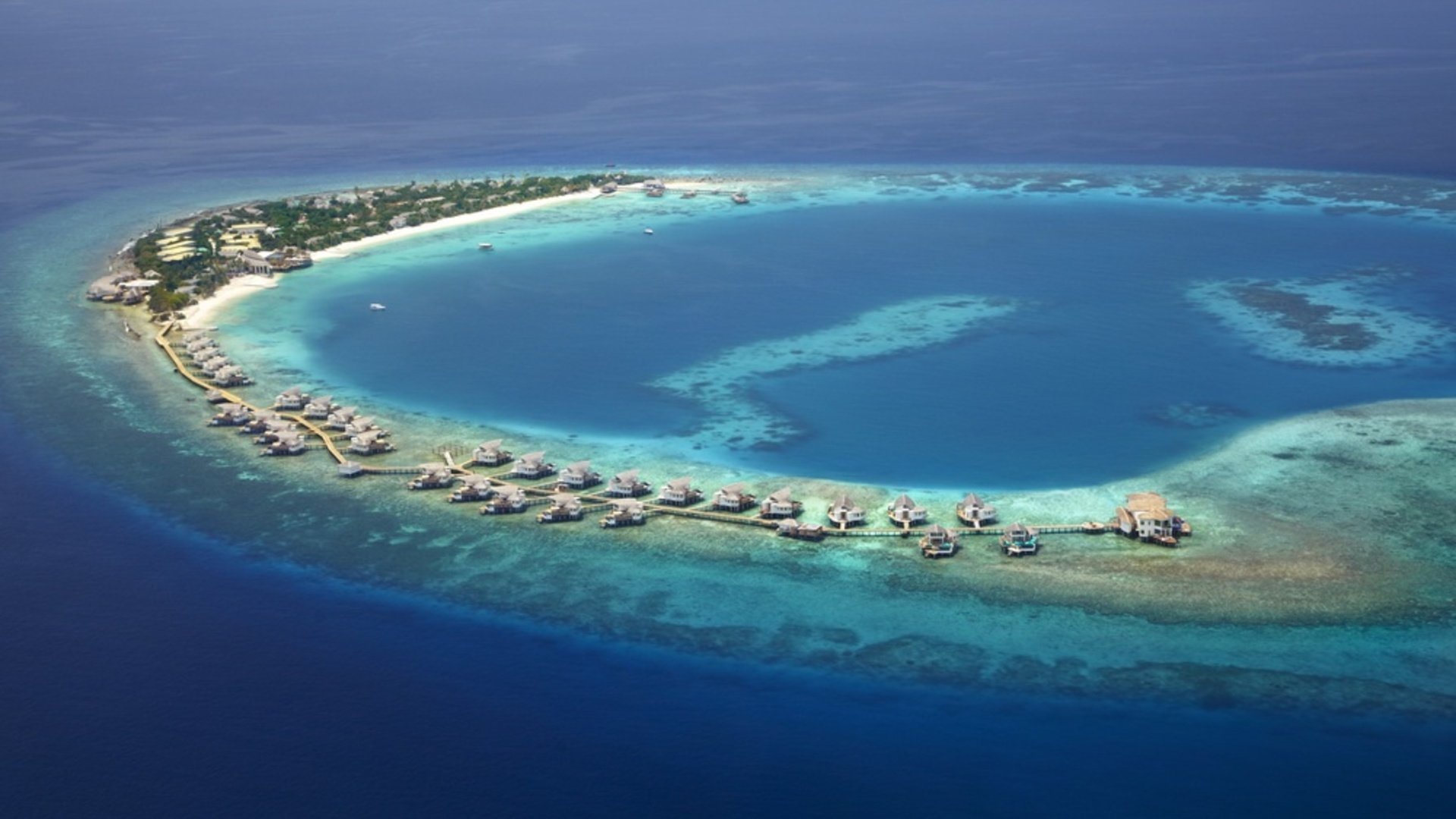 Какие острова индийского океана. Шавиани Атолл Мальдивы. Атоллы Мальдивских островов. Атолл коралловый остров. Мальдивы Лагуна риф.