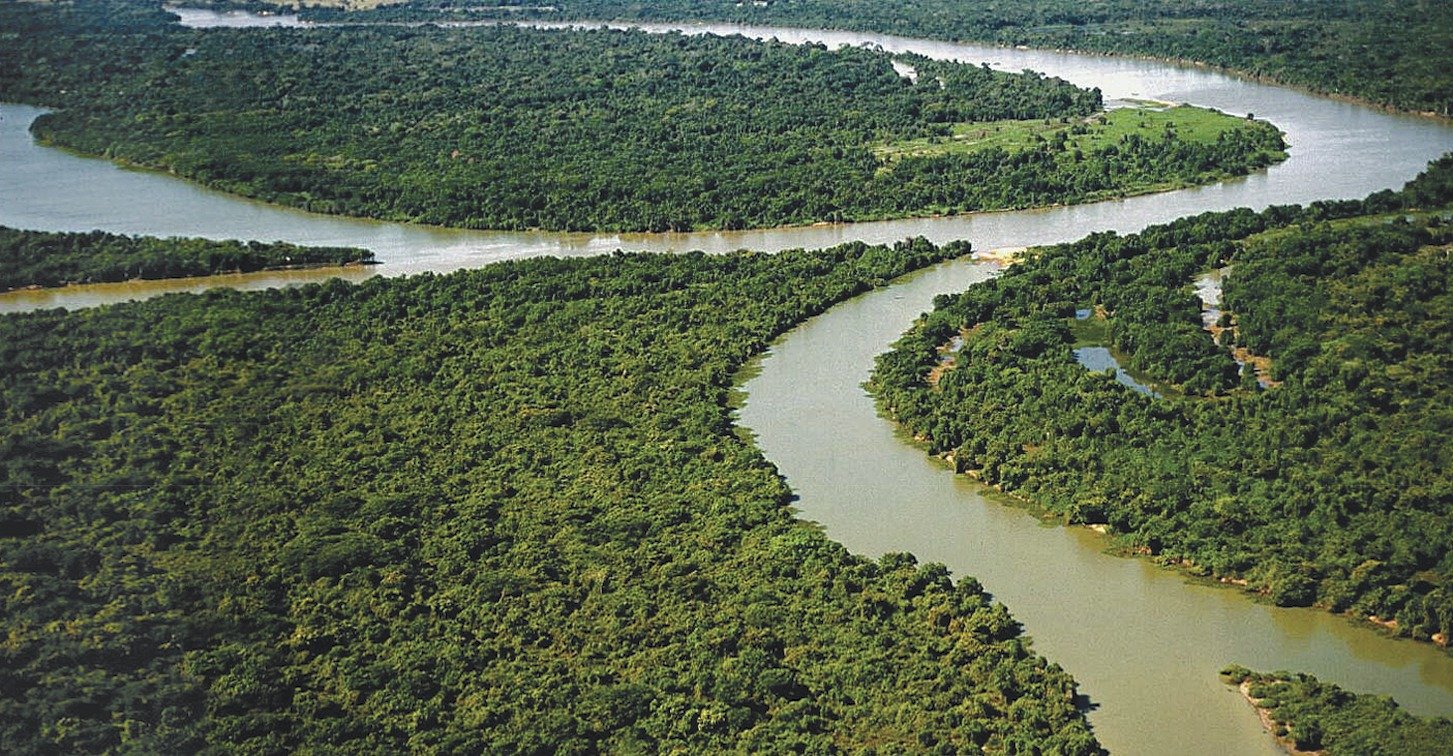 Какие крупные реки находятся на амазонской низменности. Бразилия Амазонская низменность. Равнина Амазонская низменность. Южная Америка Амазонская низменность. Река Амазонка в Бразилии.