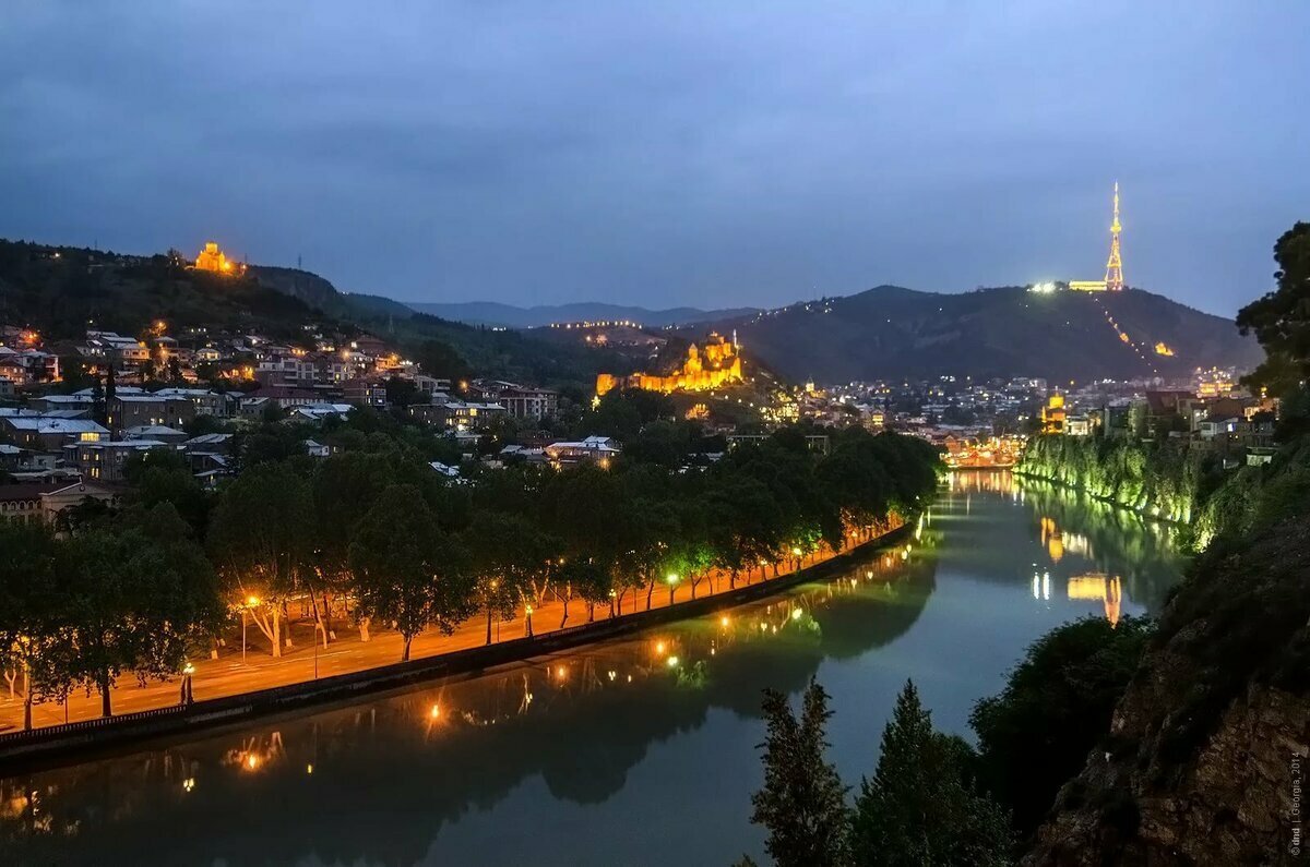 Столица грузии южной осетии азербайджана. Грузия Тбилиси. Грузия город Тбилиси. Грузия Мтацминда. Столица Грузии Тбилиси фото.