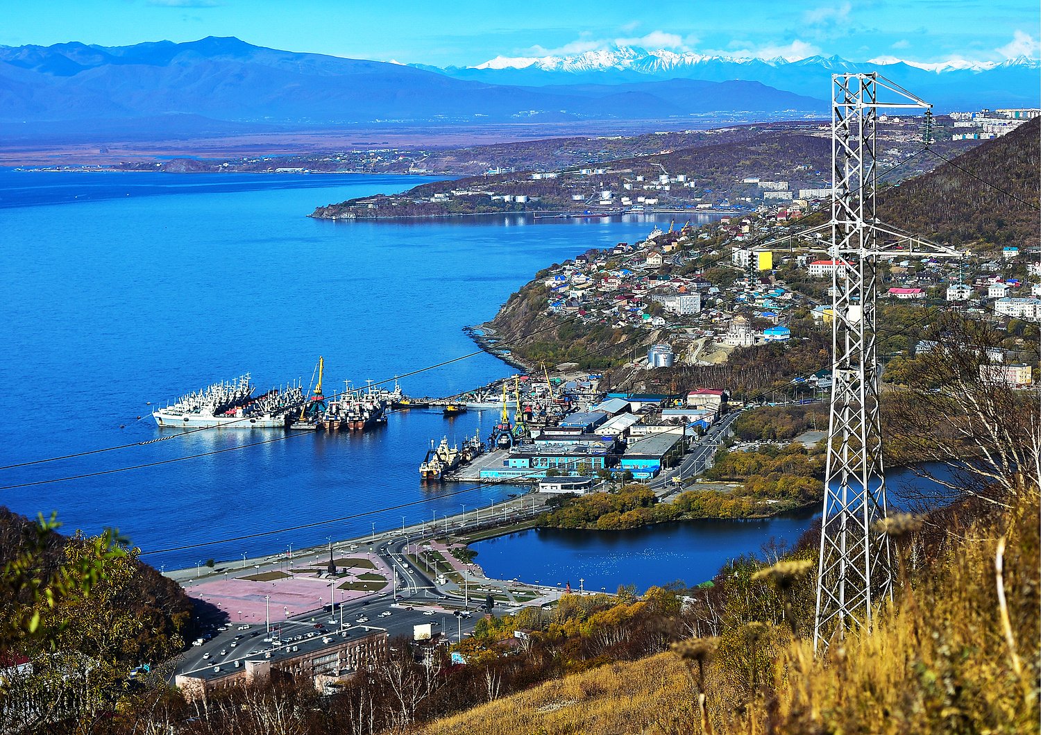 Самара петропавловск камчатский. Камчатка порт Вилючинск. Петропавловск-Камчатский Вилючинск. Набережная Авачинской бухты Петропавловск-Камчатский. Авачинская бухта,поселок Рыбачий.