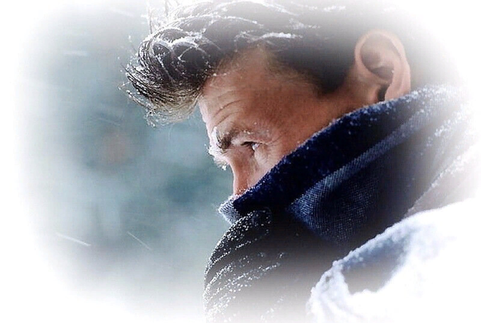 Холодные души вечер. Мужчина в снегу. Мужчина зимой. Парень под снегом. Мужчина в снегопад.