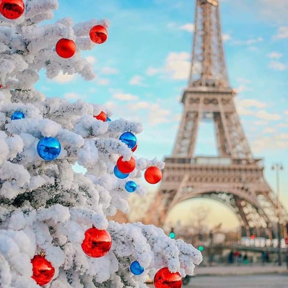 Эйфелева башня в Париже новый год
