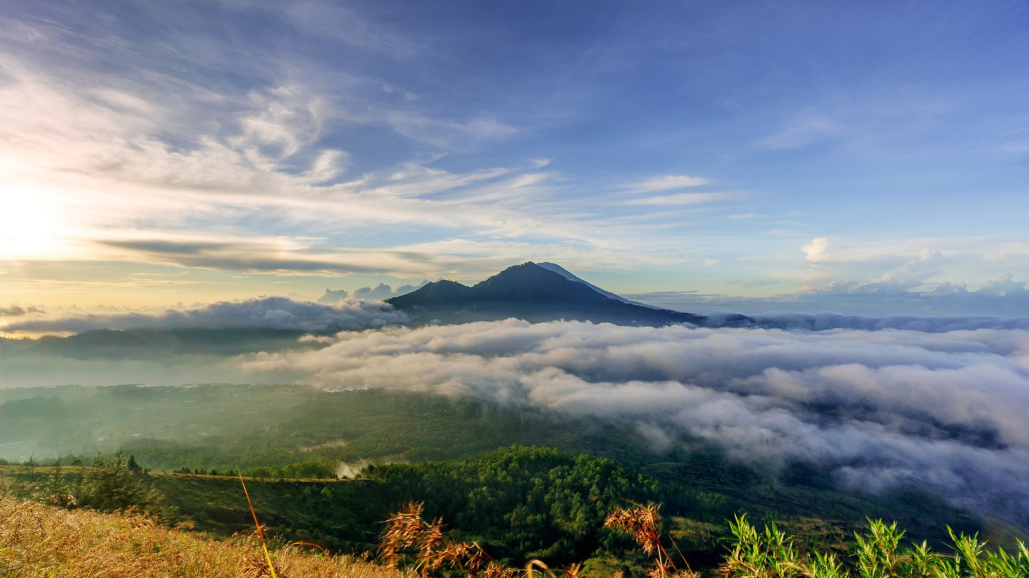Батур бали. Гунунг Батур на Бали. Вулкан Кинтамани Батур. Вулкан Батур на Бали. Гора Батур на Бали.