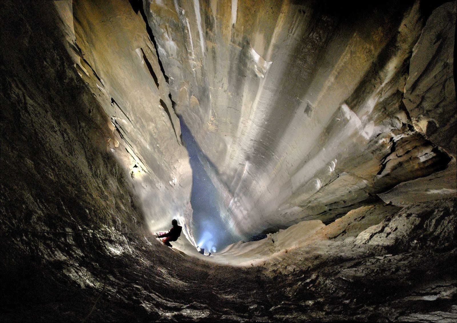 Вертикальная пещера затоплена водой можно найти уровень. Пещера Крубера-Воронья. Карстовая пещера Крубера. Пещера Крубера в Абхазии.