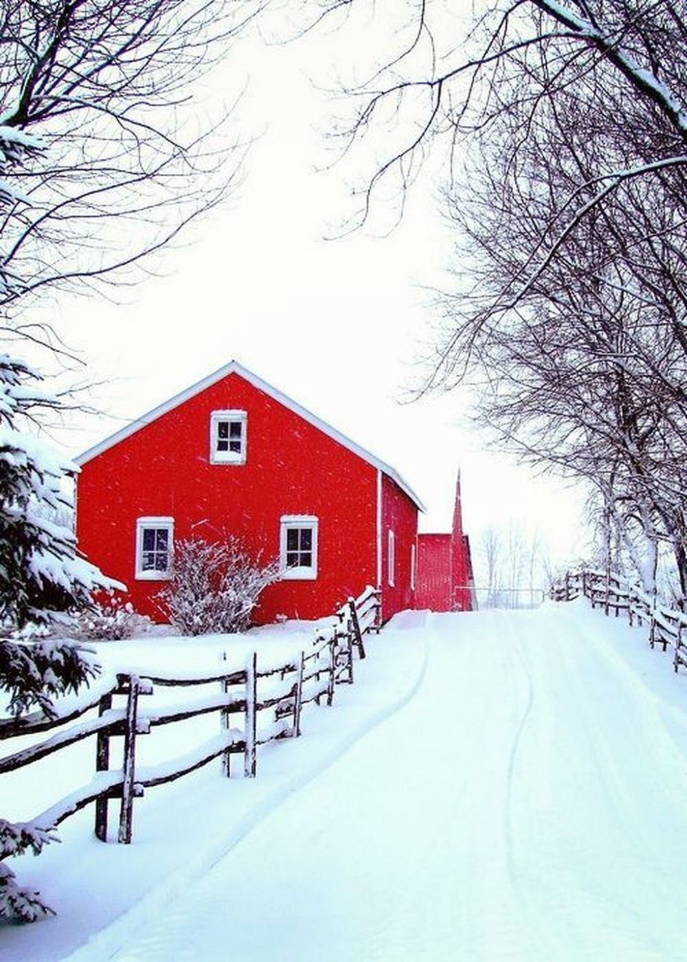 Зимний красный домик