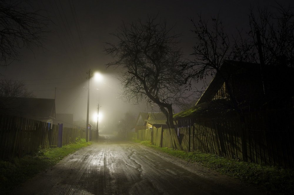 Дорога в деревне ночью