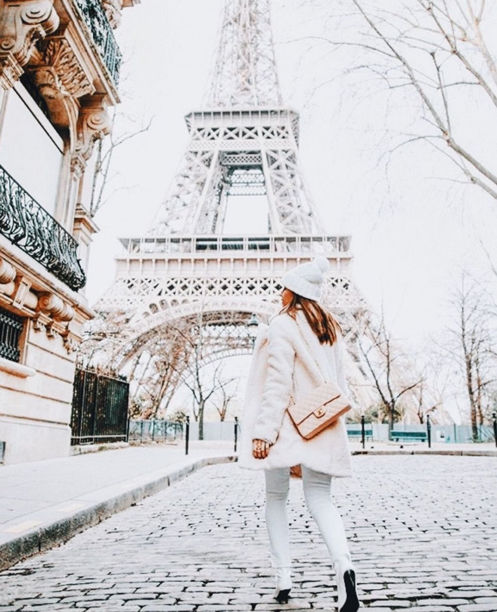 Девушка в Париже зимой