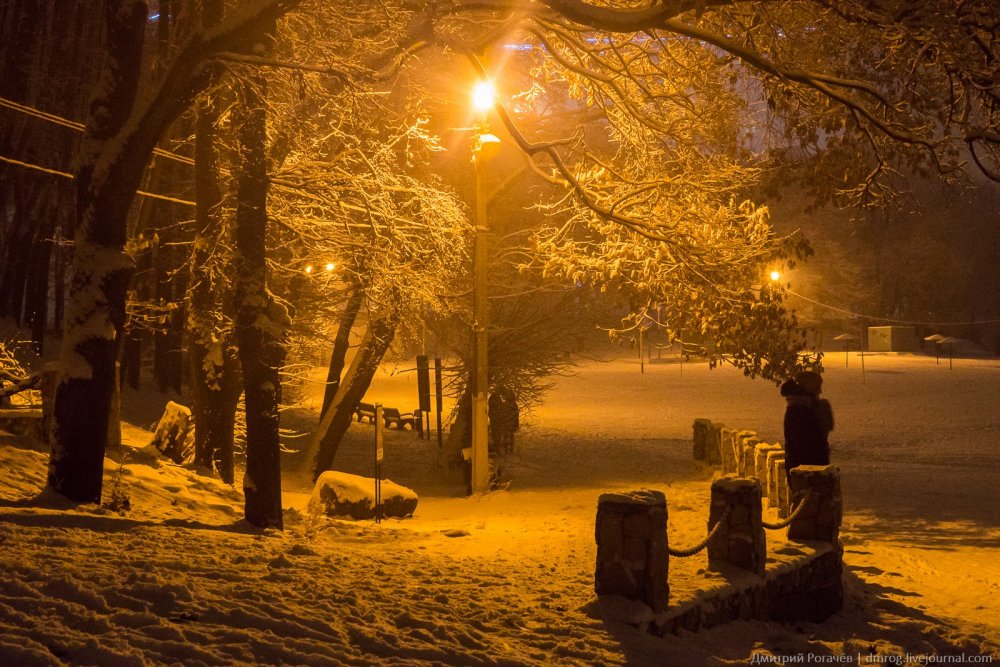 Снег на улице ночью