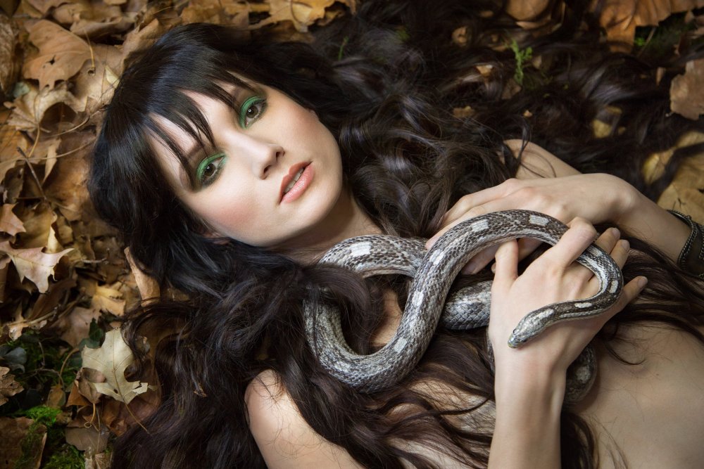 Песня со змеями. Lilit Snake модель. Фотосессия со змеями. Девушки змеи.